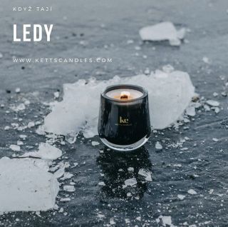 ❄️Když tají ledy❄️Dokonalá kombinace skla, dřevěného knotu a opojné vůně. KETT'S CANDLES to je česká ruční výroba...